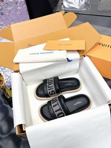 工厂价 飞机盒5 Lv 情侣款专柜主打最新款拖鞋硬货上新 代购级别！高级感十足！国内外博主刷爆的一款，复古又时髦 上脚美炸了！官网主推款 鞋面：高定制印花布料