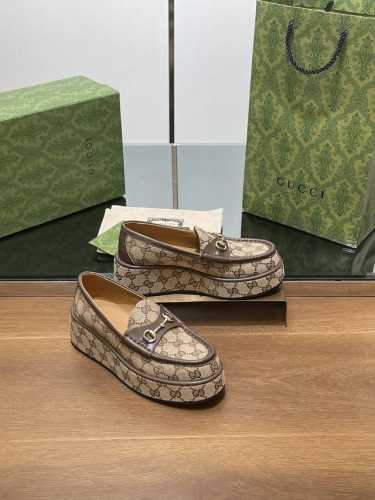 Gucci 古奇2024秋冬新品厚底水台马鞍扣 马衔扣坡跟乐福鞋 双g老花布 原版套楦 高端品质 品牌经典元素为这款精致的马衔扣乐福鞋注入隽永格调。光面皮与浅金