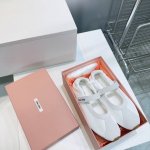 高品质出厂 ！Miumiu 缪缪 25春夏新款一字扣带玛丽珍单鞋饼干鞋阿甘鞋休闲运动鞋！ Miu家最新爆款 前卫大胆的设计，风格融于此款厚底帆布运动鞋的简约线条