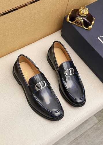 商品商标：Dior 迪奥 休闲皮鞋正码码数: 39-44 38.45.46订做 商品材料：精选 意大利进口头层开边珠牛皮鞋面+经典五金扣，进口水染牛皮内里。强烈