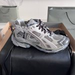 顶级版本： Balenciaga 巴黎7.5 巴黎世家 最新配色潮流复古休闲鞋 通过溢胶、做旧、缝线等细节，展示了设计师 Demna 的运动鞋风格，用一双 旧鞋