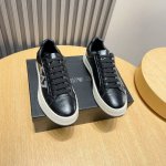 工厂 Armani 阿玛尼新款时尚男士运动鞋精心打造国际品牌 此款休闲鞋集优质面料与精湛工艺于一身，鞋面选用头层牛皮搭配透气布制成！透气网布内里羊皮垫脚。上脚效