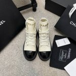 牛货 Chanel 小香24B爆款秋冬荔枝纹牛皮厚底马丁短靴 鞋舌上的字母很精致，鞋头的暗花logo 还有后跟的logo 都很别致，这靴子上脚真的显腿细，加上靴