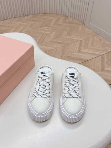 出P340 Miumiu 谬谬 2025春新款 厚底饼干鞋 半拖最新走秀款，经典升级 舒适度与时髦度并存 每个颜色搭配都好看，设计搭配不同风格需求 鞋面：原版定