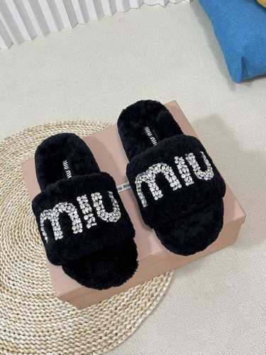 出厂 Miumiu 缪缪23新款 钻扣毛拖 高品质闭眼入！加厚真毛踩上去更加柔软舒服，采用进口皮毛一体羊羔毛 施华洛世奇水钻扣 巨闪 原版高密度发泡底 Size