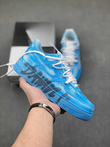 “字母涂鸦”定制空军一号板鞋 ，该定制鞋选用原鞋为nike air force 1 le gs 低帮复古板鞋 纯白， 经典的af1原鞋鞋型，简单的增高板鞋设计，