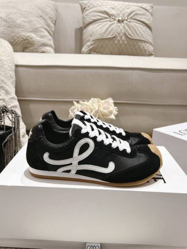 2025Loewe 罗意威新款爆款 出厂 带扣+70 王一博及众多明星同款！ 情侣款运动鞋德训鞋。 最高版本！代购品质！ 原版1:1复刻，Tpu大底！ 全新配色