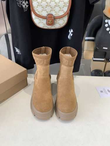 出厂价 Ugg冬季新款女士 舒适时尚厚底人鱼坡跟款短靴休闲雪地靴周冬雨明星同款 Ugg秋冬罗格鞋坡跟雪地靴毛线筒特秀气显高显瘦显腿长 给秋日叠穿增添小心机 巨轻