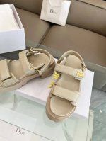 310 ￥Dior迪奥新品经典款。代购级别品质国外专柜爆款厚底中跟凉鞋 鞋面内里：原版定制材料，鞋底原版开模1.1，大底轻便 码数35-40（41/42可定做