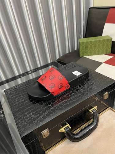 出厂价： 古奇拖鞋，多彩多色可选 官网最新专柜同步新款皮面H拖鞋 原版飞回正品开模完美打造最高品质 诚意巨献，可随意进出专柜鞋面采用原版定制意大利最新原版真皮组