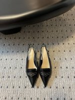顶级版本 Dior 迪奥25 新款尖头镂空后空高跟凉鞋这款 Dior Boy 露跟高跟鞋以高雅风格重新演绎经典设计。黑色牛皮革鞋面展示镂空细节，饰以金色调Chr