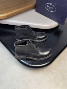 prada 普拉达 -高端品质 原单 -鞋面：进口蜡感纳帕小牛皮、完美拼接 -内里：水染牛皮 -大底：超真皮 橡胶；组合成型真皮大底 -超高品控 做工精细：凸显