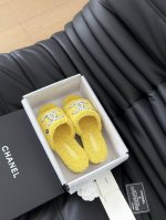 Chanel 24B新款毛毛拖鞋！ 这款毛拖真的是真太可爱了～ 柔软蓬松的毛毛，舒服暖脚 增高显腿长 秋冬搭配袜子休闲又慵懒 上脚真的好看又时髦 进口羊毛，手感
