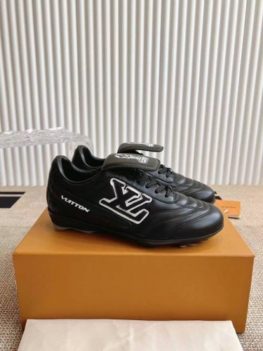 市场最顶级 25ss 春夏季新款 情侣同款球鞋 穿上就是时髦精这款 Footprint Soccer 运动鞋于2025春夏系列时装展中亮相，是Pharrell