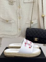 厂价 CHANE* ｜小香25P春夏新品双C麻绳底渔夫拖鞋每年都很期待小香的渔夫拖鞋 颜色很夏天不说款式真的很经典 这款简约拖鞋上脚真的是美到爆好吗！经典的双C
