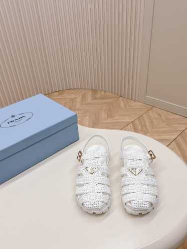 出厂 最新系列！Prada 普拉达2024春夏新款凉鞋系列 经典三角扣猪笼凉鞋 环保编织pp面料 经典升级 复古舒适度与时髦度并存 圆头设计搭配不同风格需求 鞋
