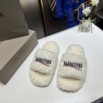 橙子出厂价 Balenciaga 巴黎世家秋冬潮品毛毛拖鞋 鞋面字母图案，电绣徽标刺绣工艺，高级感满满当当，上脚特别漂亮！欧美名媛明星网红girl大爱款，精致鞋