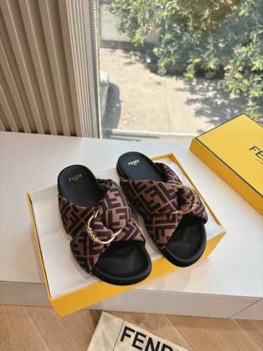 250所见即所得G187顶级版本Fendi 芬迪夹脚人字凉鞋拖鞋走秀主推系列，新品上线，芬具桌脚设计灵感改创于今年秀场的主推系列鞋履 当季新品拖鞋，众所周知，鞋
