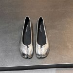 Maisonmargiela 马丁 马吉拉，金典款分趾单鞋. 半托. 上脚舒适 .个性十足。面料采用顶级植柔羊皮，内里垫脚均为羊皮。颜色；黑色、白色、杏色、红色