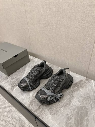 春夏balenciaga巴黎世家老爹鞋最新款复古休闲运动鞋系列推出探索时尚界对于原创与挪用的概念、以全新系列致敬传承与经典，以标志性balenciaga廓形和轮
