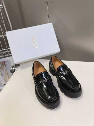 Dior 迪奥25春夏新款超轻乐福鞋 全新大底厚底 版面力求打造时尚经典单品 巴黎时装周第一场分量十足的大秀场打造的新品 灵感由D主设计师巧妙结合在完美鞋型上.