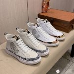 高帮新款: 厂价: 范思哲versace* 最新爆款休闲鞋，顶端品牌奢侈～代购，顶级～质量。鞋面選用进口透气牛皮搭配材质透气羊皮垫脚 精细做工。原版个性时尚柔软