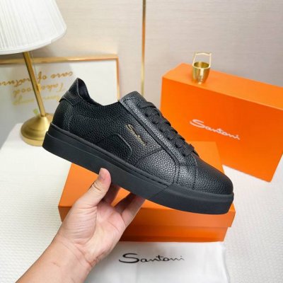Santoni 圣东尼 这是一款男士低帮运动鞋，由意大利制造。材质与构造：采用荔枝纹皮革制作，未加内衬且解构设计，呈现简约风格。颜色与细节：鞋身为黑色，鞋舌和鞋