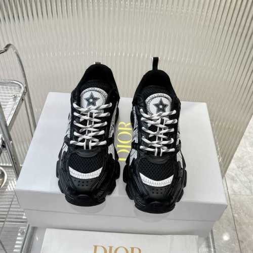 Dior迪奥chrono系列 休闲 运动鞋 老爹鞋 这款 Dior Chrono 运动鞋是二零二四秋季成衣系列新品，以 Dior 的高订风格重新演绎跑步鞋。白色