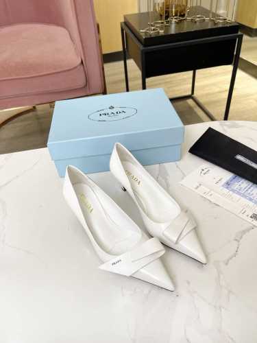 Pradr 普拉达 上新出厂价 进口真皮底 仿真皮底 Prad* Raf Simons X Aw 早春最新t台走秀猫跟系列款 鞋面：进口开边珠牛皮 内里：进口水