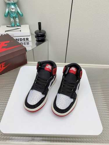 出厂 高版本 Air Jordan 1 Mid不掉钻的钻鞋，耐克乔一钻石鞋让鞋迷大开眼界，各种意想不到的设计创意，钻石配色方案给大家带来了很多惊喜，隐匿于鞋帮处