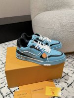 顶级版本 男款LV 路易威登L家 Trainer 24 新款 魔术贴 休闲 运动鞋 滑板鞋 LV Trainer 运动鞋的灵感源自复古篮球鞋，代表 Virgil