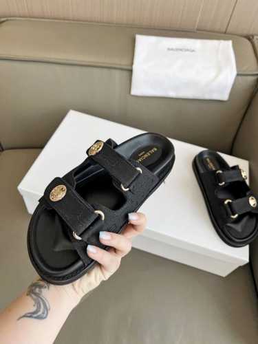 2025春夏BALENCIAGA 巴黎世家 爆款推荐这款鞋今年非常爆，独立风格各处无可挑剔的细节做工。码数35-40码 41克定做。出厂价