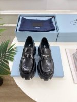 Prada 普拉达 24 专柜走秀款厚底乐福鞋系列 鞋面：高定制牛漆皮 开边珠 内里：进口牛皮里 大底：原版一体式轻质ip发泡底 跟高：6.5Cm 鞋码: 35