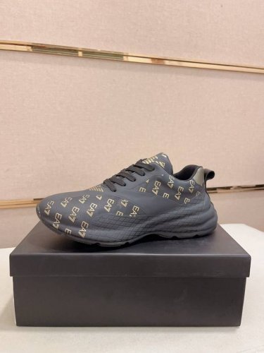 阿玛尼 ARMANI EXCHANGE 官网最新款 AX时尚休闲男鞋，爆款版型简洁大气，潮男专属.独有的官网最新品牌元素元素原版装饰，时尚又大方，面料原版牛皮透