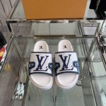 Louis Vuittin Ss 春夏新款 沙滩拖鞋 顶配版本一出即巅峰的超爆款的老花拖鞋面包的脚感 软绵绵的超舒服今年驴粉们太有福了 爱了 说实话比的二舅拖鞋