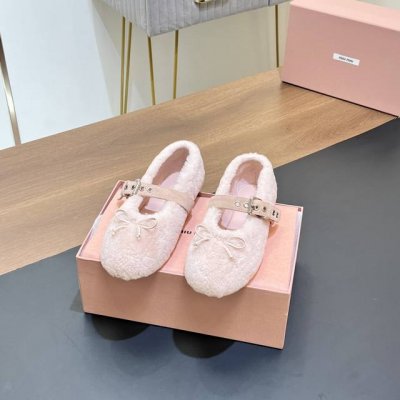 升级正确版本 Miumiu缪缪毛毛芭蕾舞鞋、玛丽珍鞋2024新款毛鞋单鞋 正确对版的毛毛 带微卷的哦 和版型、注意区分市场错版的哦 Miu Miu系列的细节特写
