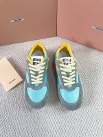 缪缪时装周Miu Miu 2025春夏系列秀场 这双运动鞋引起关注，Miu Miu 与 New Balance 合作系列无疑是近几年最成功的运动鞋单品，本季Mi