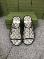 男女同款 Gg Supreme 凉鞋为 早秋推出的一款全新凉鞋采用 U 型肩带和镂空侧面细节设计。这款滑梯采用品牌的会标 Gg Supreme 帆布制成，融合了