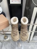 Miu Miu 24Ss秋冬走秀新款雪地靴 今年最值得入手的靴子 没有之一 各大网红明星上脚 Miumiu今年 秋冬限定款 ，专柜非常难买 看着很硬的样子 其实