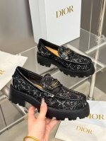 出厂价： 迪奥 Dior 2024秋冬新款 D-Boy 字母logo拼色厚底女鞋 明星同款一脚蹬皮带扣圆头复古低跟乐福单鞋 材质:鞋面进口开边珠牛皮拼接环保藤格