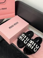 橙子出厂价 Miumiu 缪缪 秋冬新款毛毛拖鞋 可甜可盐的喵喵女孩 质感的毛毛给这款增添不少少女心。 原版 1：1开发，各大明星 网红的热爱款 ， 原版开模水
