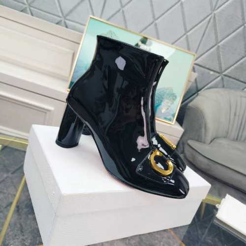 年度dior新款高跟及踝短靴 C ' Est Dior 短靴采用黑色绒面牛皮革精心制作，款式简约，时尚优雅，左右脚饰以金色饰面金属 C 和 D 字母提升格调，灵
