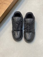 Lv Trainer Maxi运动鞋出货本款 Lv Trainer Maxi 运动鞋取材柔软牛皮革，以大号廓型和凸纹外底重绎原版 Lv Trainer 运动鞋设