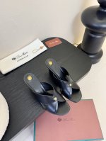 Loropiana 25Ss 新款 拖鞋系列 Lp一直是以好穿舒适为主的设计风格 这几年老钱风穿搭超级 这款乐福鞋也不例外 简约的设计理念搭配品牌经典的颜色做点