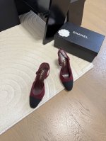 Chanel 经典slingback后空凉鞋前几年一直在做这个款今年我们还是重新购版，再次精细copy。发现新版面的鞋面线条和形体舒适度都做了微调！ 这个品牌方