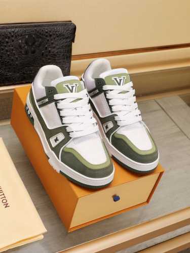 LV Trainer系列 独家实拍专柜同步上线原版本 1:1原鞋鞋开发，上脚非常舒适 做工精细 鞋面由意大利头层小牛皮拼接制成，侧边饰有品牌logo标志及签名，