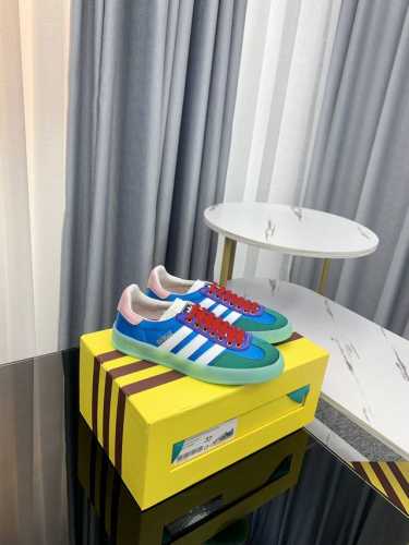 冲量价: 男+10顶级版本 全新升级对版 Adidas X Gucci联名款运动鞋 情侣款休闲板鞋 爆款 融汇两个品牌丰富且历史悠久的典藏元素，联名系列在三根线
