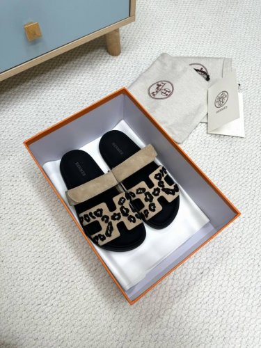 情侣款 二舅拖 豹纹新色 夹趾拖 浮线3D工艺 Hermes 爱马仕春夏凉拖系列！ 经典款型 一直都很火爆的二舅拖鞋- 凉鞋,随意各种搭配都很棒！！！ 鞋面：进