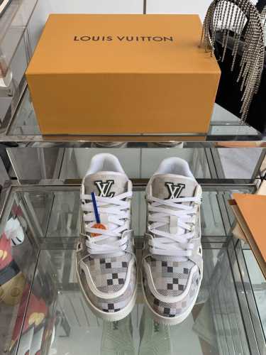LV TARINE路易威登L家 驴牌 情侣款休闲 运动鞋 滑板鞋原版购入开发 做货 本款LV Trainer 运动鞋选用牛皮革塑造繁复鞋面，需要数小时的匠心缝制