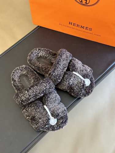 顶级版本 Herme S #皮毛一体卷糕毛二舅拖 经典色 + 新配色 今年面料均选用a+皮毛一体卷糕毛 毛茸茸的 敲可爱的，踩云脚感，光脚或者搭配个袜子穿，都时